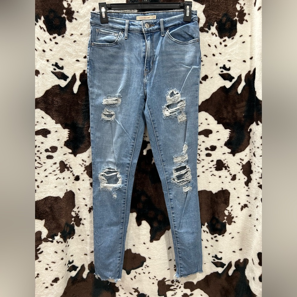 Distressed Levi’s Skinny Jeans